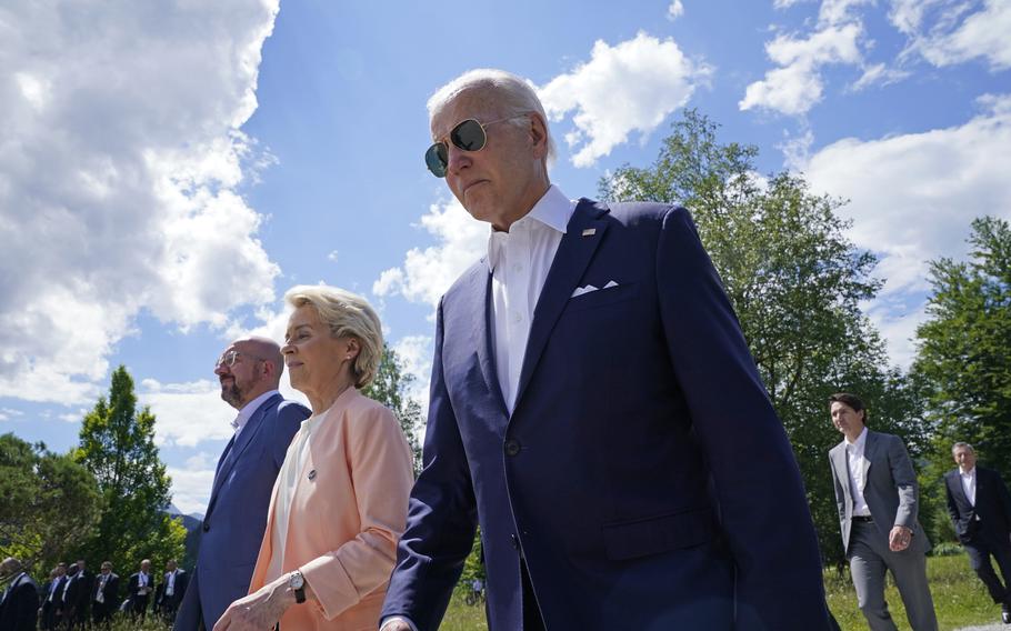 Le président Joe Biden, à droite, marche avec la présidente de la Commission européenne, Ursula von der Leyen, au centre, et le président du Conseil européen, Charles Michel, à gauche, alors qu'ils se dirigent vers une photo de famille avec les dirigeants du G7 lors du sommet du G7 à Elmau, en Allemagne, dimanche , Juin 26, 2022.