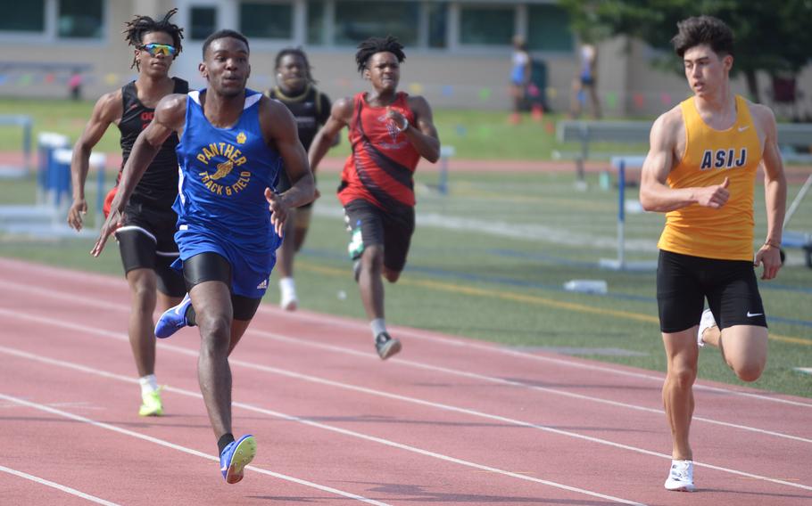 Yokota’s Baron Reed, left, leads the pack in 200-meter preliminaries.