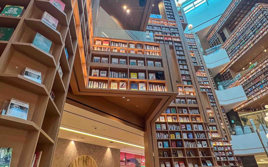 쇼핑객들이 2024년 2월 13일 대한민국 수원의 새로운 스타필드 메가몰에서 도서관을 둘러보고 있습니다.