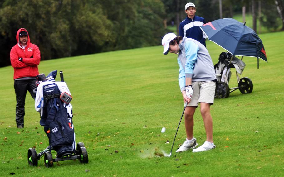 L'étudiant de première année Mark Heinz de Stuttgart frappe la balle sur le 14e trou lors des championnats de golf DODEA-Europe qui se sont tenus au terrain de golf Rheinblick à Wiesbaden, en Allemagne, le mercredi 6 octobre 2021.