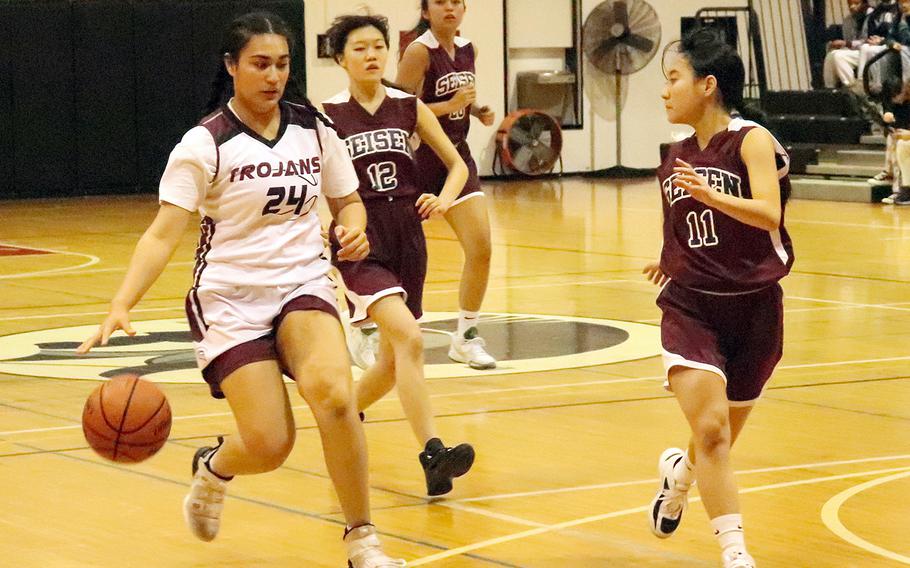 Zama's Kierstyn Aumua dribbles upcourt against Seisen's Maya Hemmi during Wednesday's Kanto Plain girls basketball game. The Trojans won 38-37, rallying from six points down with two minutes left.