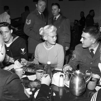Jayne Mansfield shares a meal with service members in the mess hall at Gibbs Kaserne, Frankfurt, Germany, Oct. 5, 1957. 
