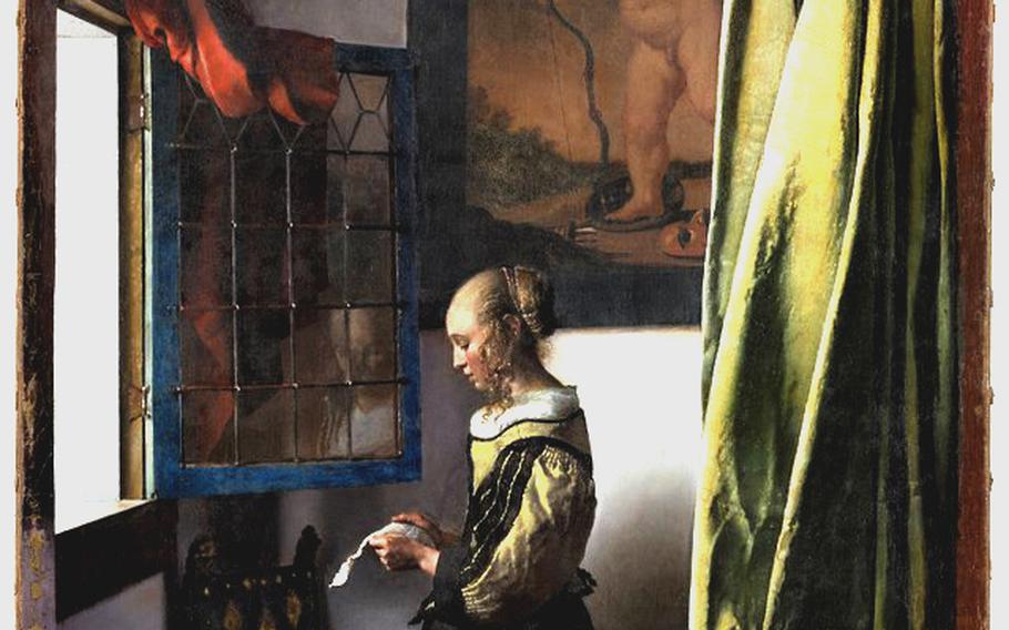 Johanneso Vermeerio "Mergina prie atviro lango skaitanti laišką," po to, kai jis buvo restauruotas, kad paveiksle būtų atskleistas Kupidono paveikslas.