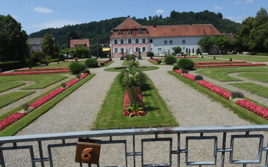 A large courtyard at the Roman Museum Homburg-Schwarzenacker exhibits Roman artifacts from the surrounding area.