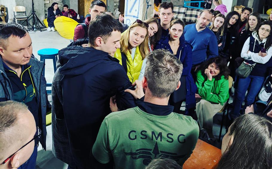 Los miembros del Grupo de Apoyo Médico Quirúrgico Global se ven en un búnker subterráneo durante una alerta de ataque aéreo en Ucrania mientras capacitan a los ucranianos sobre cómo tratar las heridas de combate.