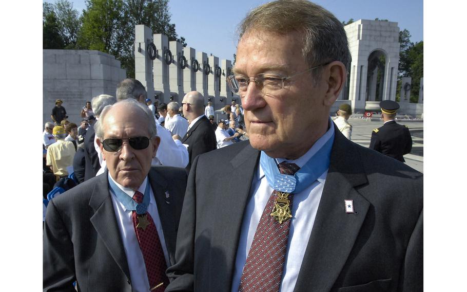Medal of Honor recipients Roger Donlon, right, and Thomas Hudner before a Memorial Day ceremony at the National World War II Memorial in Washington in May 2011.