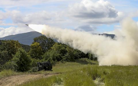 Американската военна артилерия демонстрира движение и стрелба към България