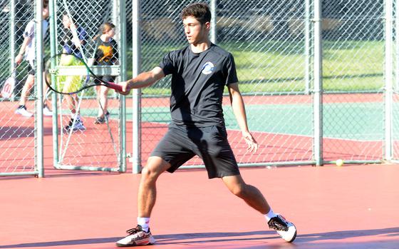 Yokota freshman Ryunosuke Roesch is an odds-on favorite to win the boys singles title at the Far East tennis tournament.