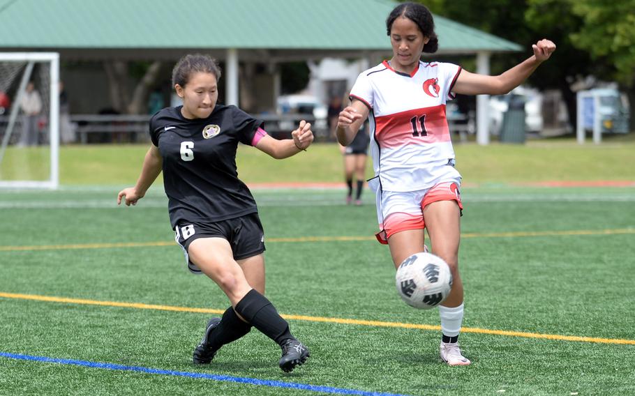 Sasha Malone passes the ball.