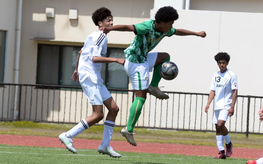 Jyunia Darson tries to settle the ball.