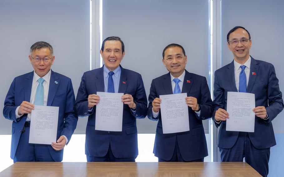 From left Taiwan People's Party chairman, TPP chairman and presidential nominee Ko Wen-je, former president Ma Ying-jeou, KMT presidential nominee Hou Yu-ih and KMT Chairman Eric Chu hold up a join statement for photos in Taipei, Nov. 15, 2023.
