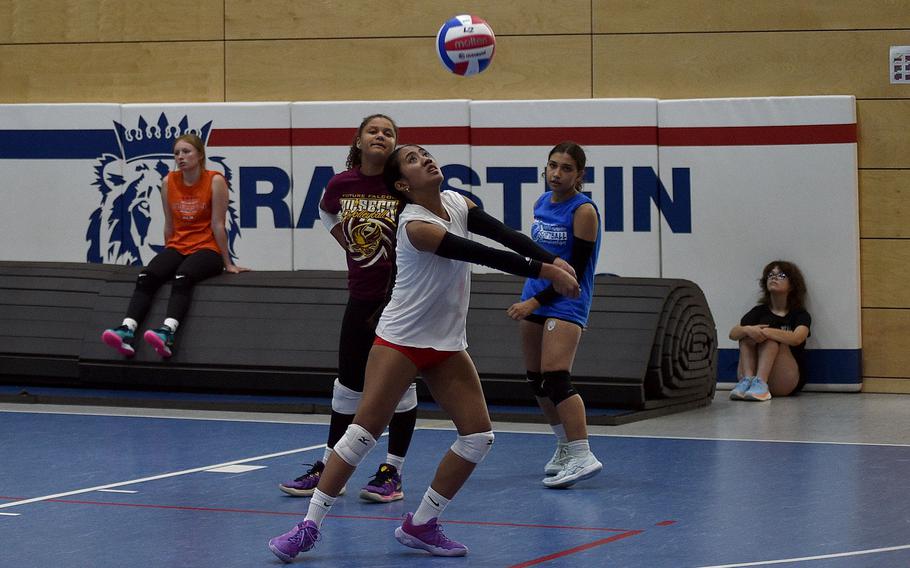 Jayzahbella Dumlao bumps the ball.