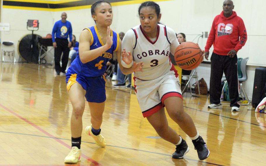 Moa Best dribbles.
