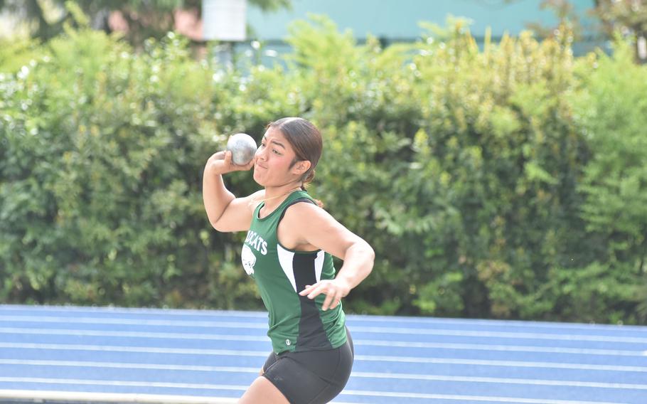 Cassidy Santiago del Napoli lancia la palla sabato 29 aprile 2023, all'incontro DODEA-Europe a Pordenone, in Italia.  Sono arrivato secondo.