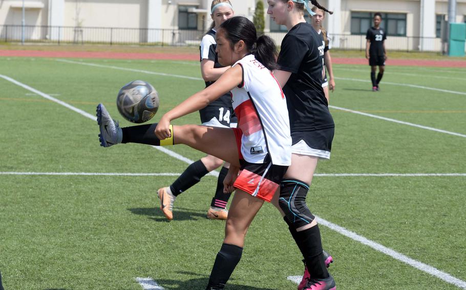 Kaylee Mapa tries to settle the ball.