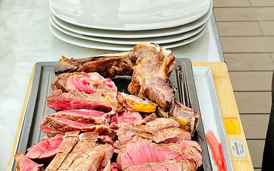 Gli amanti della carne con le tasche profonde hanno molte scelte quando si tratta di bistecche al Mood Steakhouse e al Garden Bar.  Il ristorante offre una varietà di bistecche provenienti da diverse regioni e contee, come Irlanda, Spagna e Polonia. 