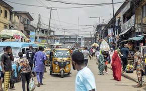 Pedestrians and auto-rickshaws make their way down a street in Lagos, Nigeria, on Sept. 24, 2022. MUST CREDIT: Bloomberg photo by Damilola Onafuwa.