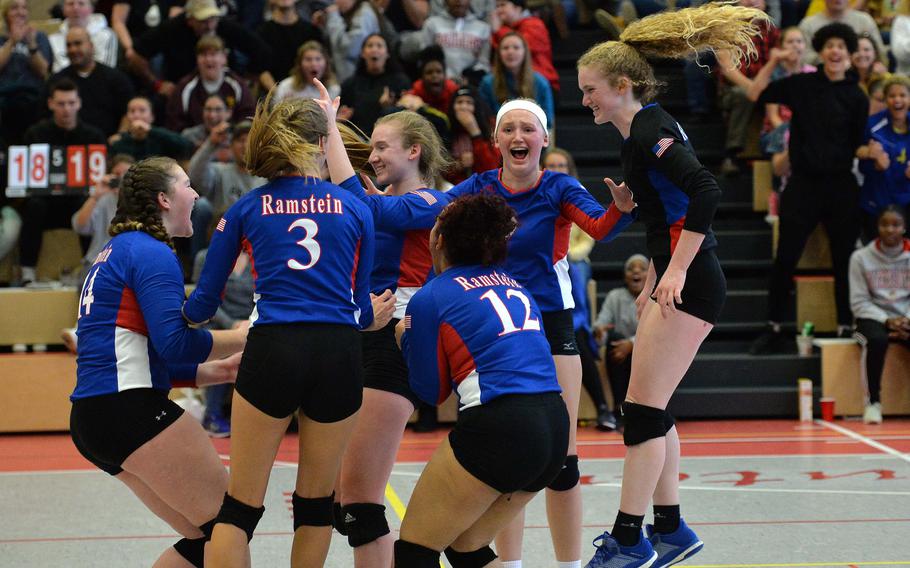 Die letzten DODEA-Europameister im Volleyball waren die Ramstein Royals nach dem Sieg über Stuttgart in Kaiserslautern, 2. November 2019.  Für 2021 plant DODEA-Europe eine Herbstsportsaison.