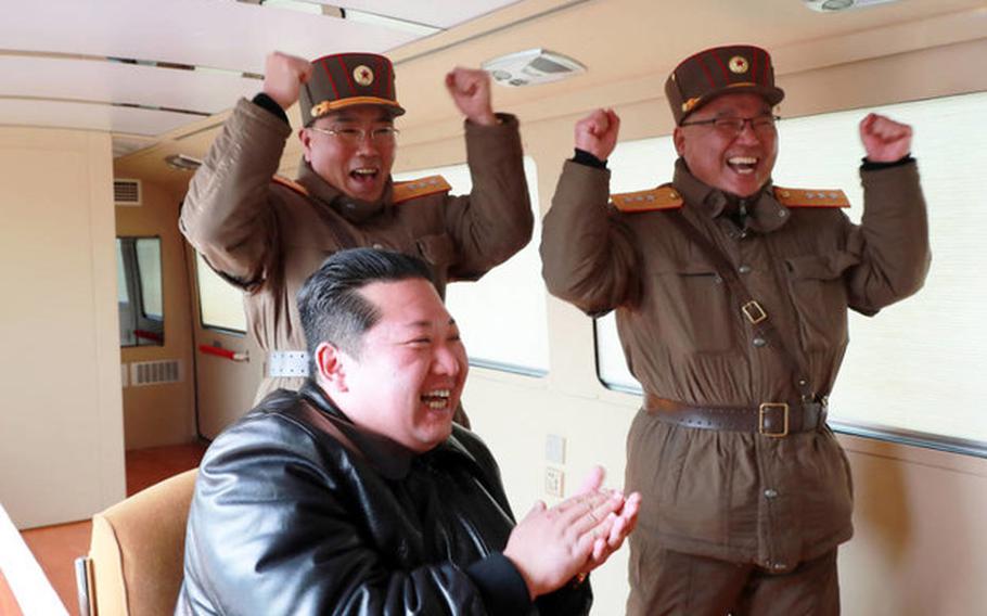 2022년 3월 조선중앙통신이 공개한 이 사진에서 김정은 북한 국무위원장이 군 관계자들과 함께 또 다른 미사일 발사를 축하하고 있다. 