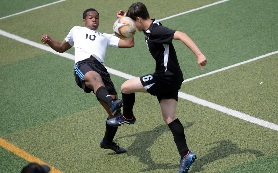 Osan's Tzuriel Jennings boots the ball past Humphreys midfielder Robert Tullos.