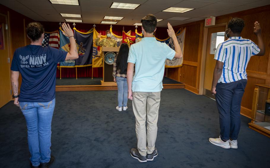 Army 1st Lt. Juan Fajardo administers the oath of enlistment to recruits at the Military Entrance Processing Station, Fort Dix, N.J., Aug. 11, 2021. The new version of the MEPS medical exam excludes the group physical exam.