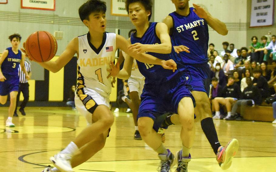 Kadena's Jaden Patsel drives against St. Mary's Ryogo Otsuka and tournament MVP Roy Igwe during Wednesday's boys D-I final.