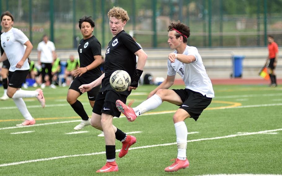 Cristian Ingle maintains control.