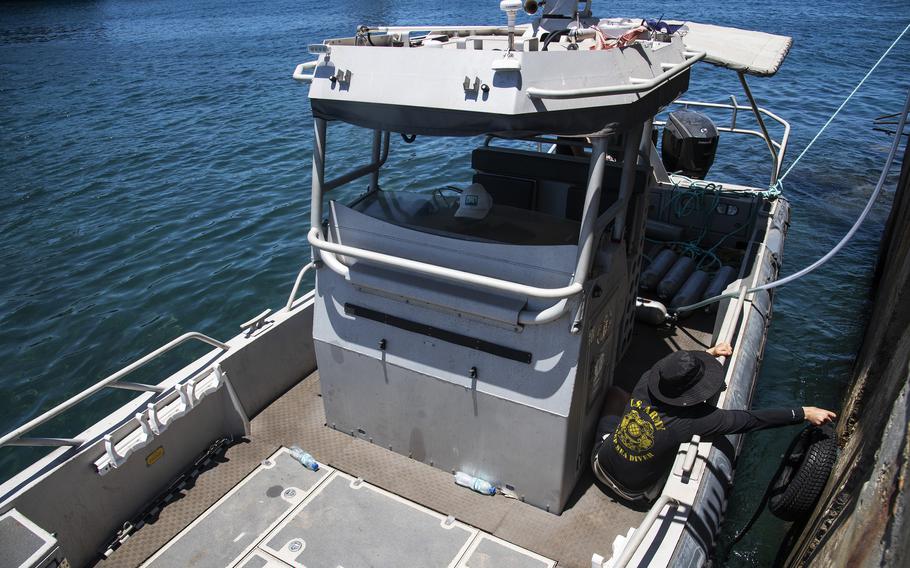 Isang sundalo mula sa 7th Engineer Dive Detachment sa Joint Base Pearl Harbor-Hickam, Hawaii, ang nakakuha ng bangka habang nagtatrabaho sa Basco Sea Port sa Batan Island, Philippines, noong Mayo 5, 2024.