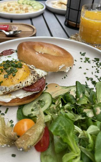 Sucuk Heaven at 9 to 5 Cafe and Brunch in Kaiserslautern is a bagel sandwich with egg and Turkish sausage for 8 euros.