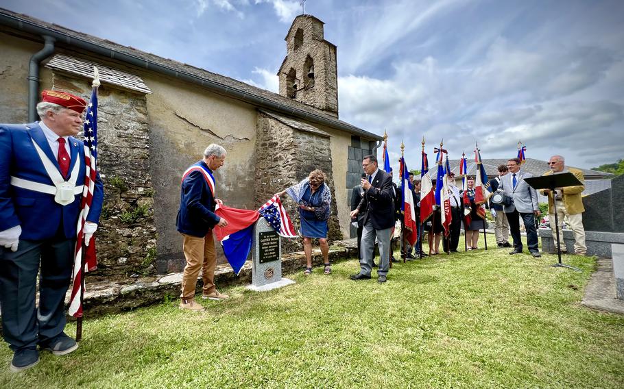 At center, Mayor Gérard Cauquil and Jamie Jamison unveil a memorial stele in the cemetery of Le Vintrou, France, May 28, 2022. The stele marks where Jamison’s great uncle, Bernard Gautier, and his fellow soldier Robert Spaur were first interred after they were killed in a firefight with German troops in 1944.
