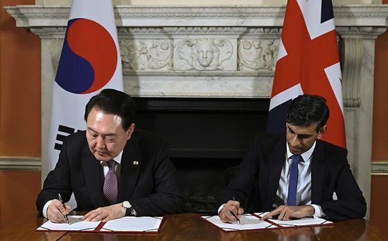South Korean President Yoon Suk Yeol and British Prime Minister Rishi Sunak sign the Downing Street Accord in London, Nov. 23, 2023.
