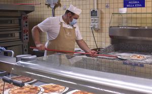 A food service worker prepares pizza at Ristorante Bella Etna at Naval Air Station Sigonella, Italy, July 31, 2020. Earlier this month, Bella Etna was named best overseas galley for 2025, marking the seventh time it has won the Capt. Edward F. Ney Memorial Award, the Navy’s highest honor for food service.
