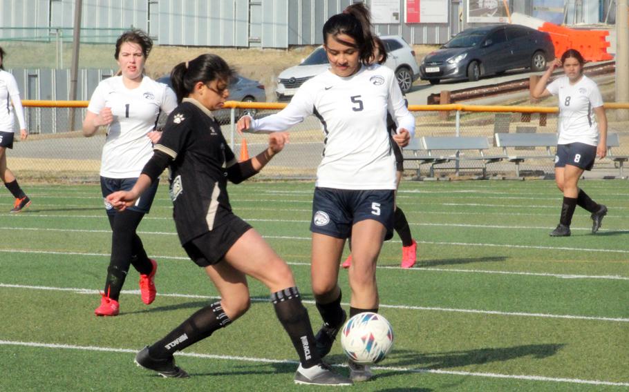 Osan‘s Camrynn Tuigamala and Dulwich College Seoul’s Camrynn Tuigamala tussle for the ball during Wednesday’s Korea girls soccer match. The teams played to a 1-1 draw.