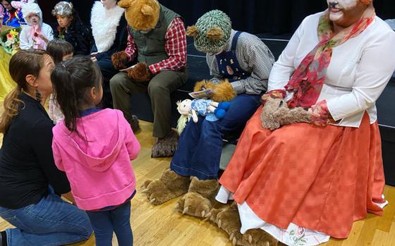 The cast of Goldilocks and the Three Bears at Razz Ma Tazz greets kids after the show.