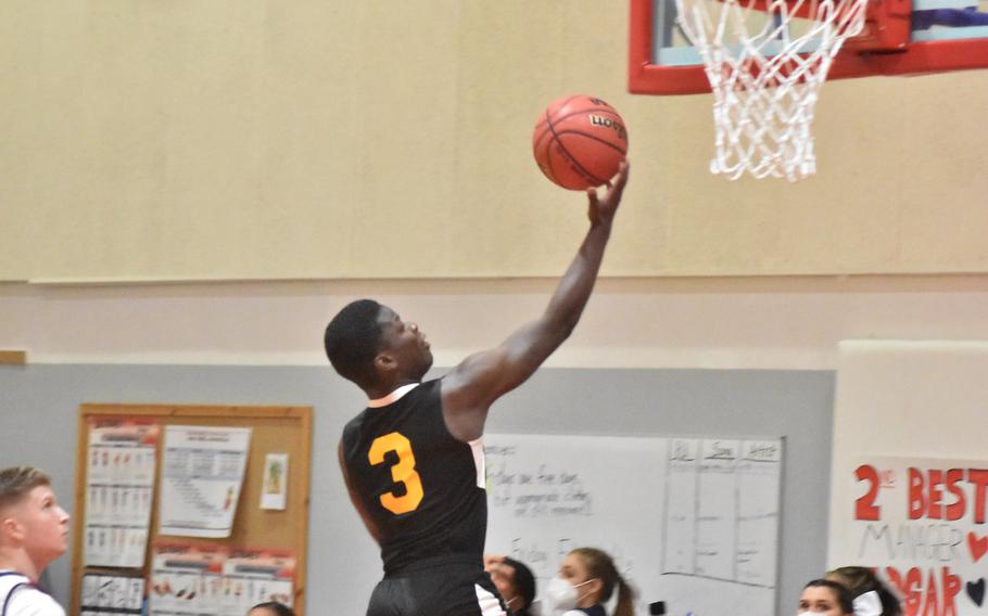 Vicenza’s Dominique Slater directs the ball toward the basket on Friday, Feb. 4, 2022, in Aviano’s 51-48 victory over the Cougars.