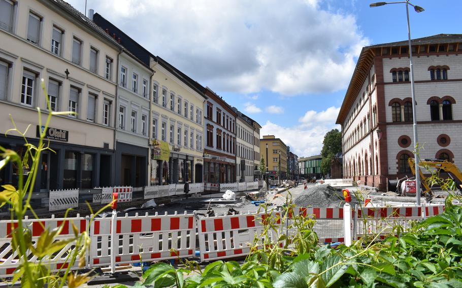 Construction continues on Fruchthallstrasse in Kaiserslautern’s city center despite persistent rain causing delays. The completion of this phase is now expected by late June, with subsequent work on Burgstrasse to follow.