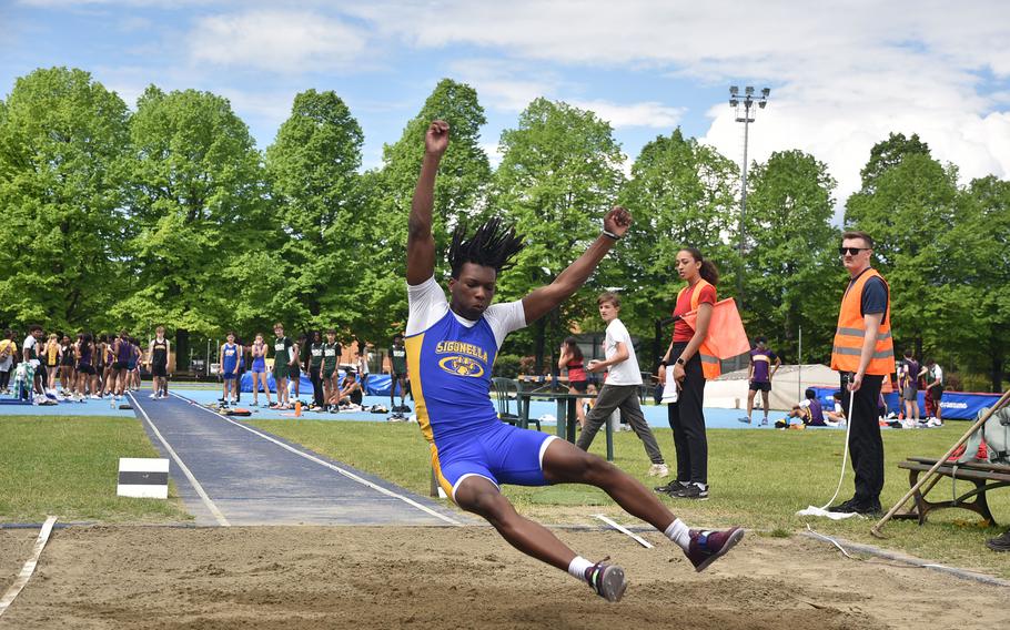 Makari Spencer lands in the pit.