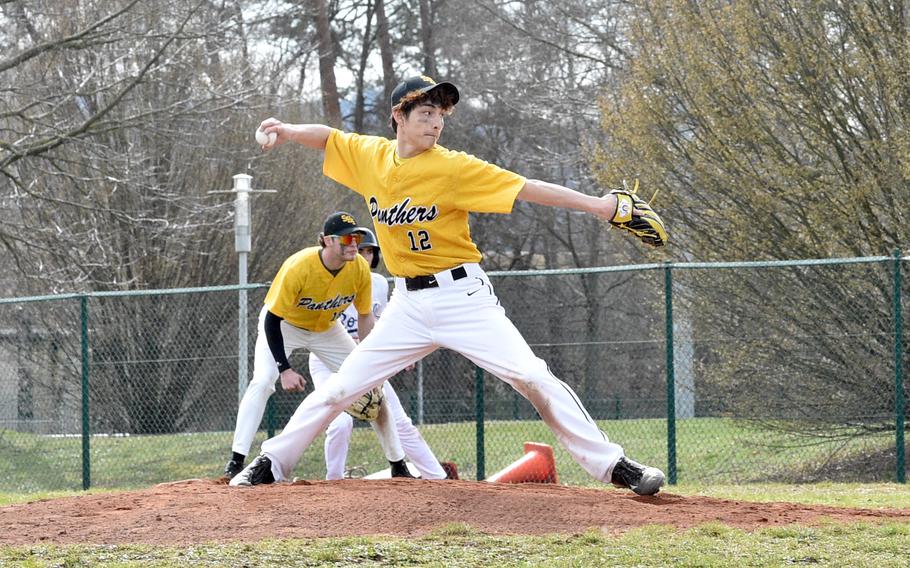 Der Stuttgarter Pitcher Tyler Blalock wirft das erste Inning des zweiten Doubleheader-Spiels am Samstag gegen Ramstein auf dem Baseballfeld in der Nähe des Southside Fitness Centers auf der Ramstein Air Base, Deutschland.  Die Panther gewannen 12-11.