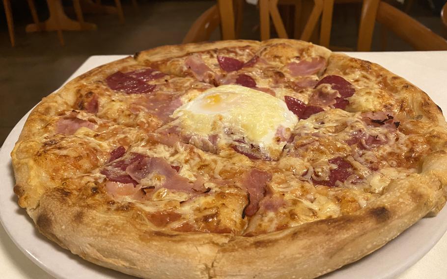 The gallo d’oro pizza at Pizzeria Antonio in Sulzbach-Rosenberg, Germany, features an egg on top.