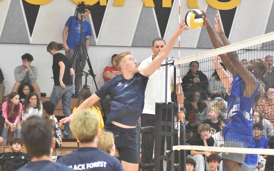 Barney Sivonen della Black Forest Academy e Brian Lippa della ROTA toccano i lati della palla durante la partita di campionato del torneo di pallavolo maschile DODEA-Europa sabato 28 ottobre 2023 a Vicenza, Italia.