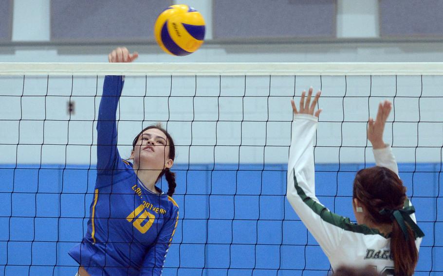 Yokota and Daegu square off in girls volleyball.