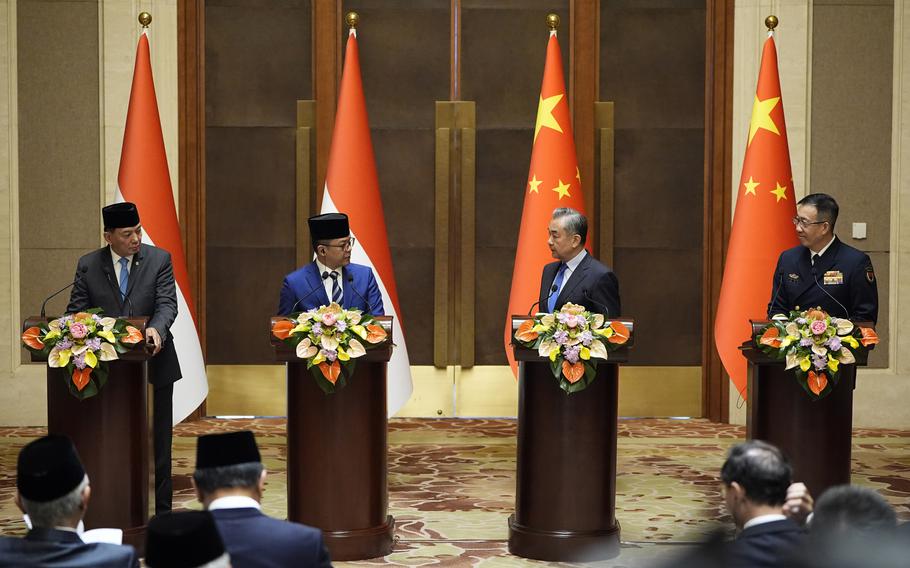 Indonesian and Chinese defense officials attend a press briefing.