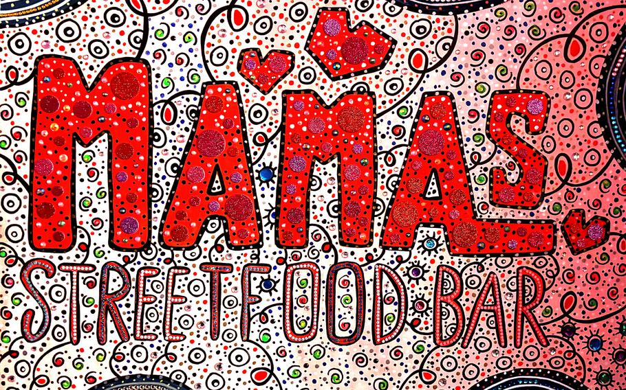 A sign says “Mama’s Streetfood Bar.”