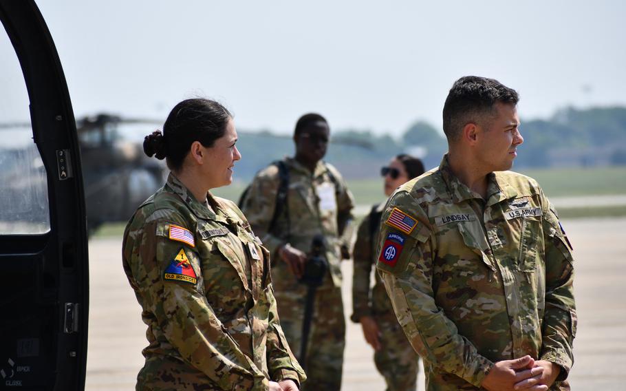 A female and a male soldier claps their hands.