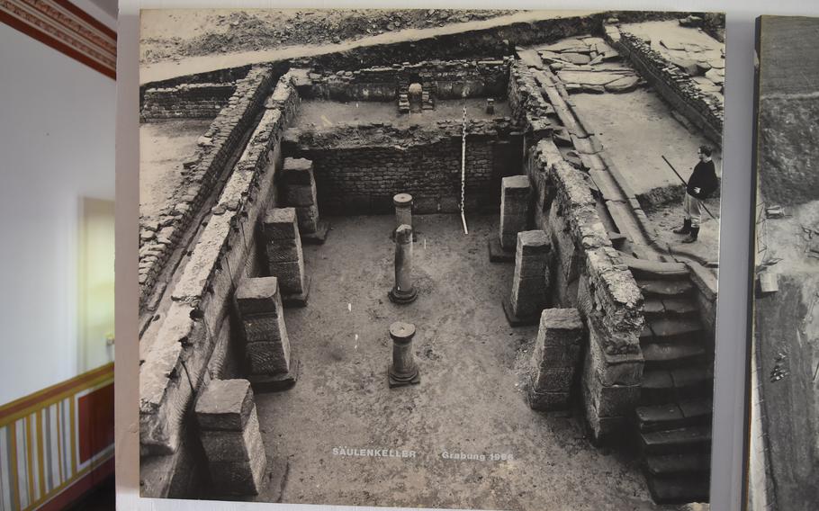 An old photo on display at the Roman Museum Homburg-Schwarzenacker shows a cellar excavated in the 1950s. Stone foundations and partially refurbished buildings give a glimpse into how inhabitants of the former Roman settlement lived some 2,000 years ago.