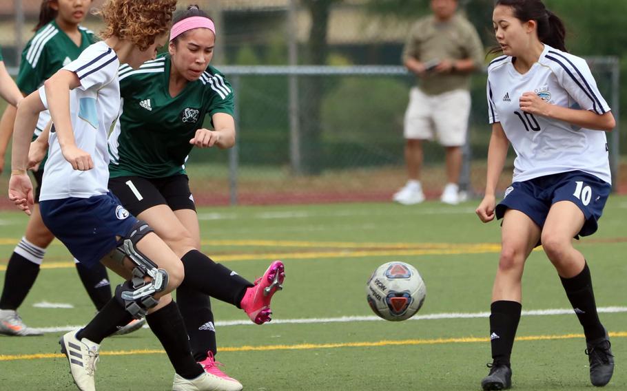 Daegu’s Jaela Sahagun hits a shot between Osan’s Corbyn Kubalek and Vivian Machmer.