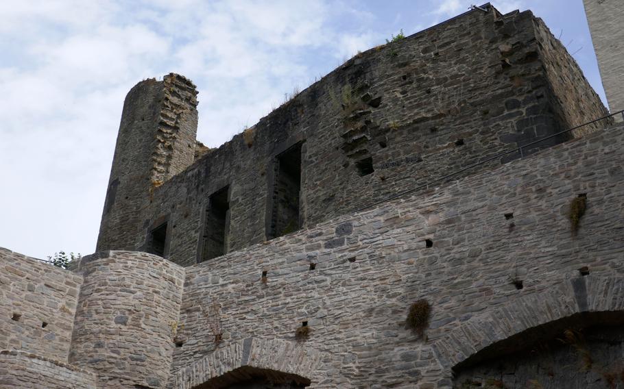 The ruins of the Koelner Burg, one of the two former fortresses that make up Buerresheim Castle. Trierer Burg can still be visited. Koelner Burg, on the other hand, was abandoned and fell into a dilapidated state.