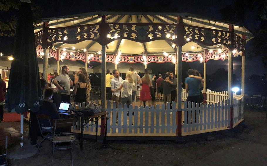 In the evening, a pavilion at Eliszis Jahrmarktstheater in Stuttgart’s Killesberg Park serves as a stage for amateur tango dancers. 