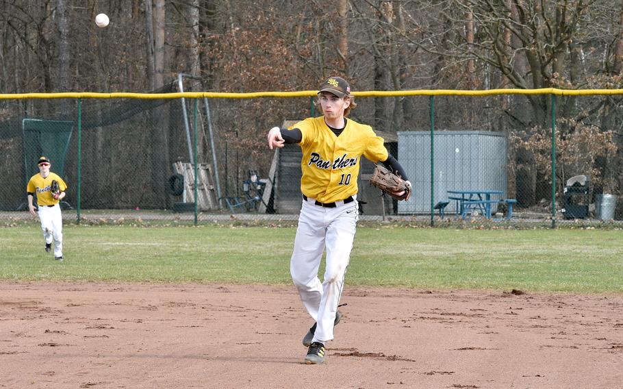 Der zweite Basisspieler von Stuttgart, Liam Bernhard, wirft im zweiten Spiel des Doubleheader am Samstag gegen Ramstein auf dem Baseballfeld in der Nähe des Southside Fitness Centers auf der Ramstein Air Base, Deutschland, auf den ersten Platz.