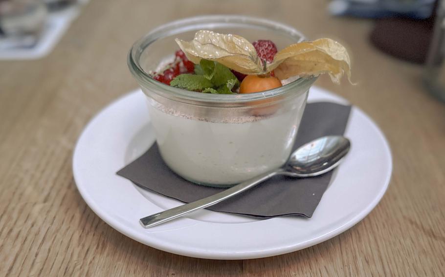 A wheat beer tiramisu served in a small glass bowl.